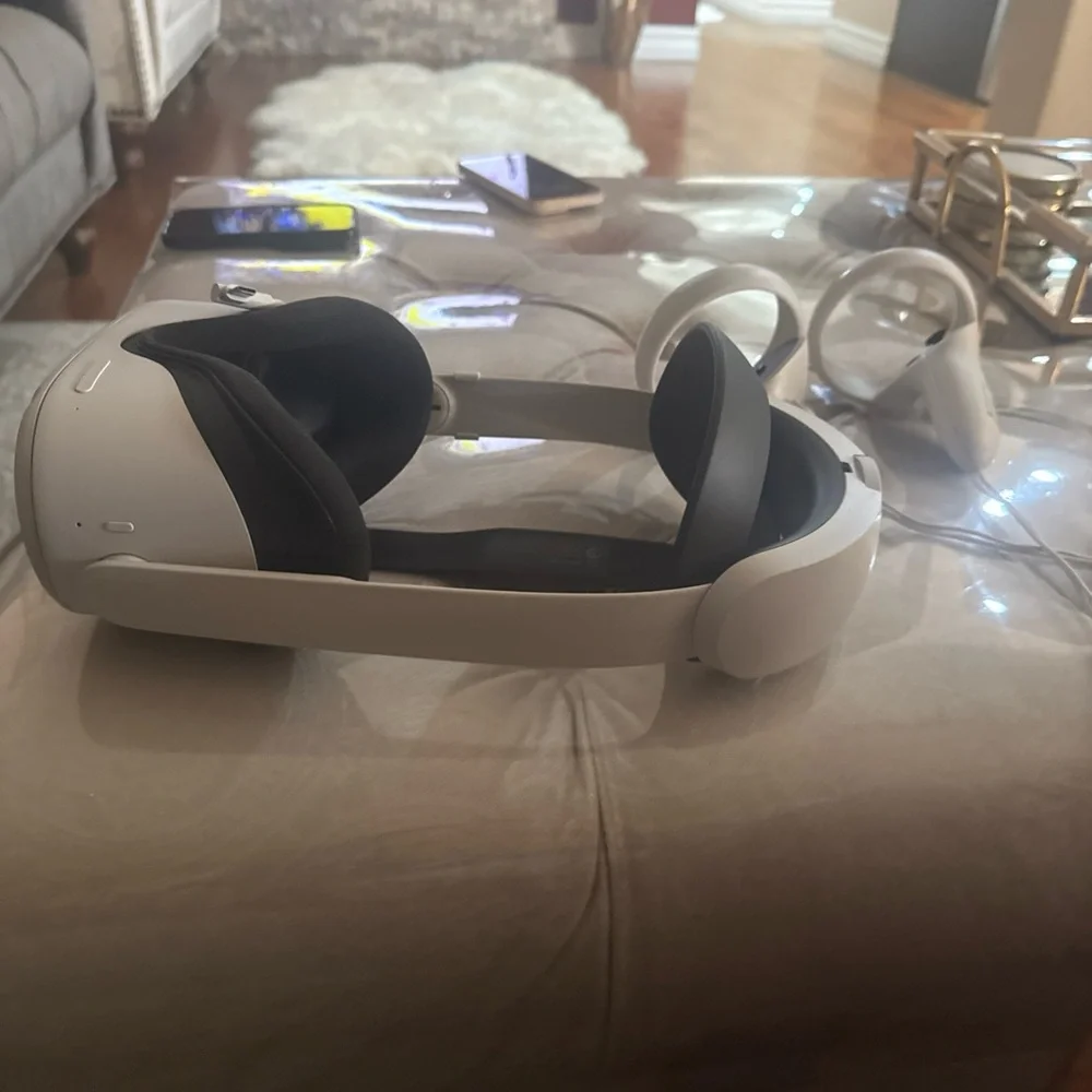 VR Headset in White and Black